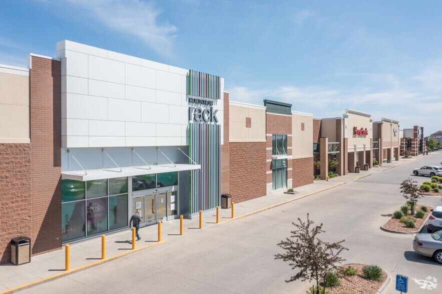 More Photos Of 320 S Jordan Creek Pky, West Des Moines General Retail For Sale