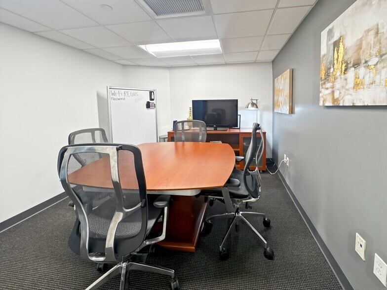 More Photos Of 2100 West Loop South, Houston Coworking Space