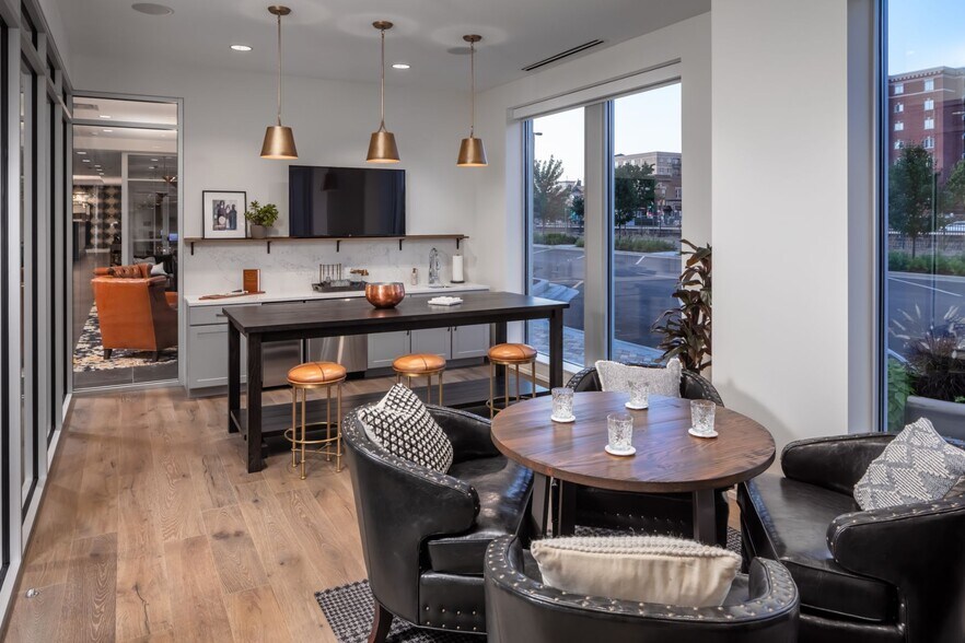 More Photos Of 1555 Ellinwood Ave, Des Plaines Apartments For Lease