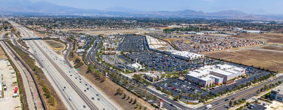 More Photos Of 1145 Renaissance Pky, Rialto Supermarket For Lease