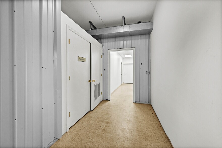 More Photos Of 9 Dunham Dr, New Fairfield Warehouse For Lease