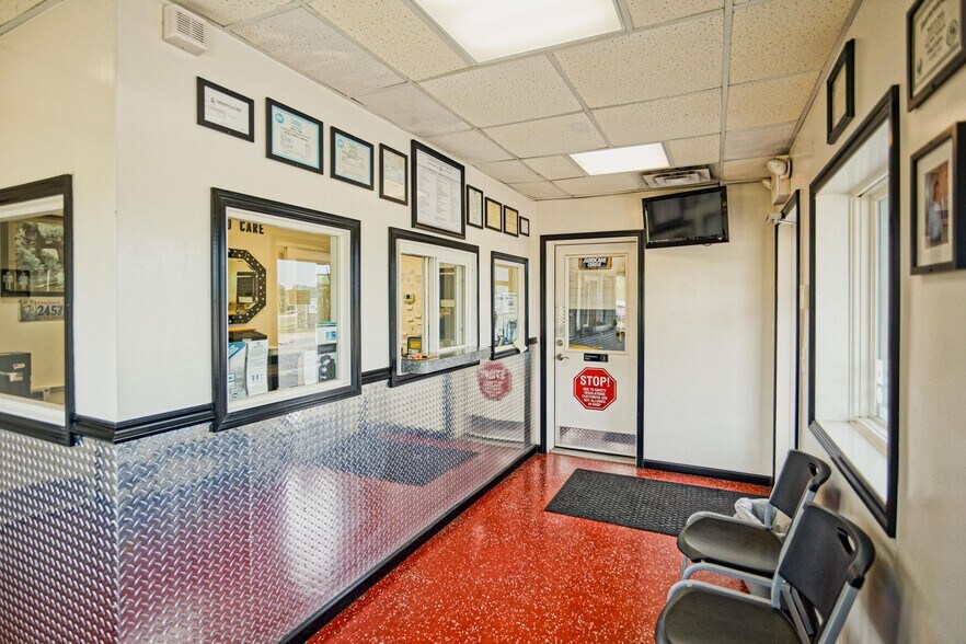 More Photos Of 4373 S Lee Hwy, Natural Bridge Service For Sale