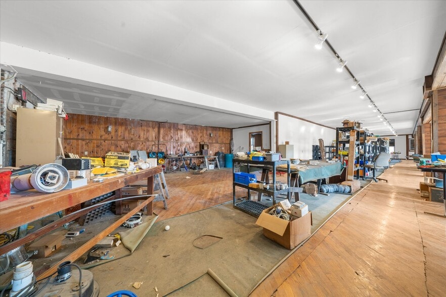 More Photos Of 102 S Richmond St, Fleetwood Warehouse For Sale