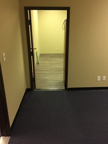 More Photos Of 337 Oaks Trl, Garland Office For Lease