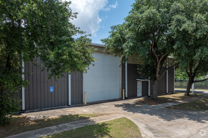 More Photos Of 6501 Goforth St, Houston Warehouse For Lease