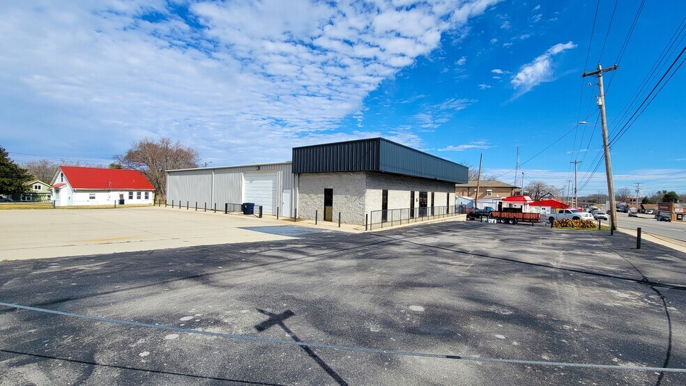 More Photos Of 326 W Broad St, Smithville Flex For Sale