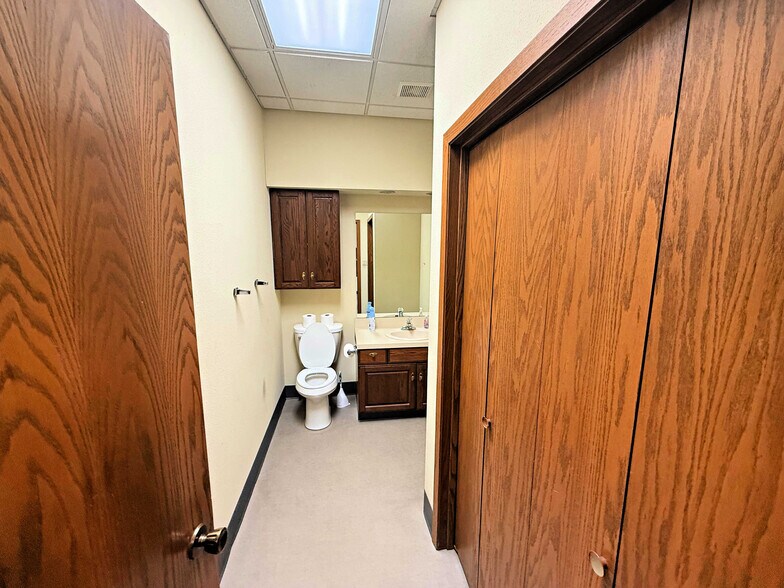 More Photos Of 3356 Kimball Ave, Waterloo Office For Lease