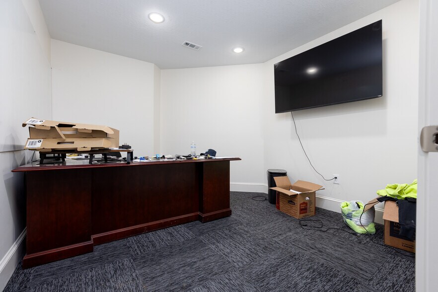 More Photos Of 1050 W Innovation Dr, Kearney Warehouse For Sale