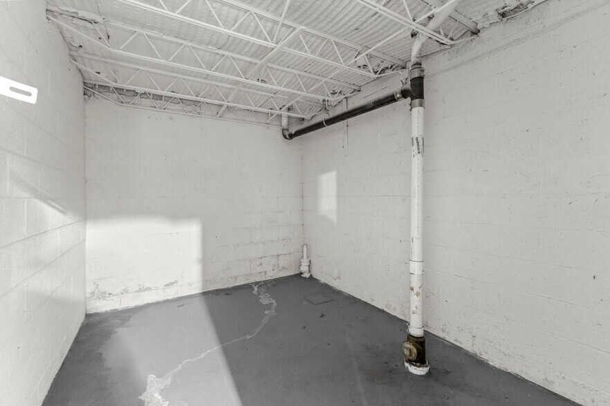 More Photos Of 10531 Wren St, Dearborn Bar For Sale