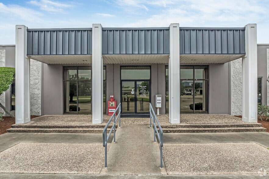 More Photos Of 720 S Main St, Clute Light Manufacturing For Sale