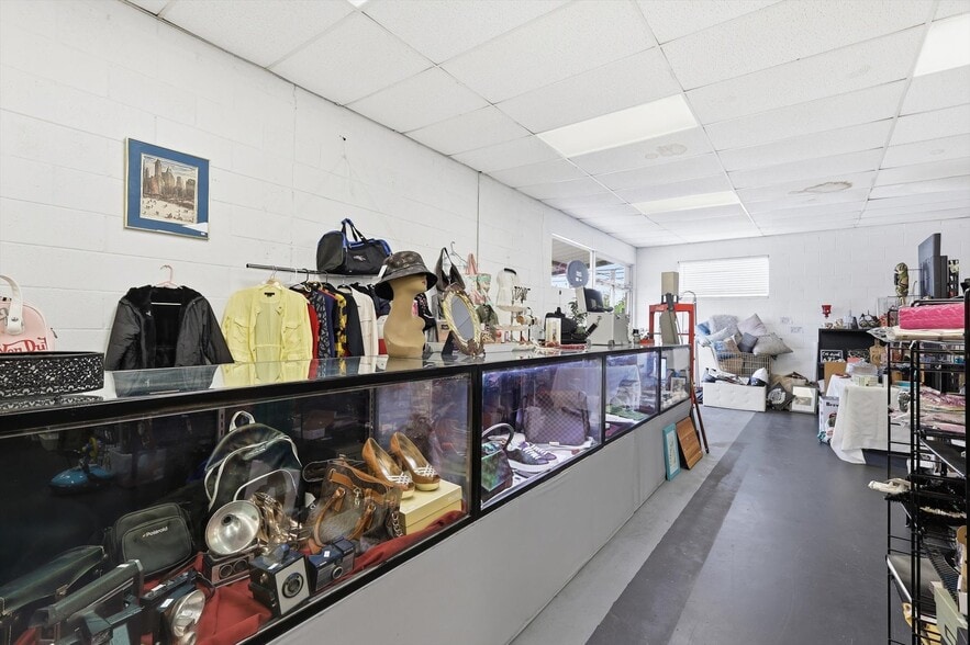 More Photos Of 504 Granbury St, Cleburne Storefront For Sale
