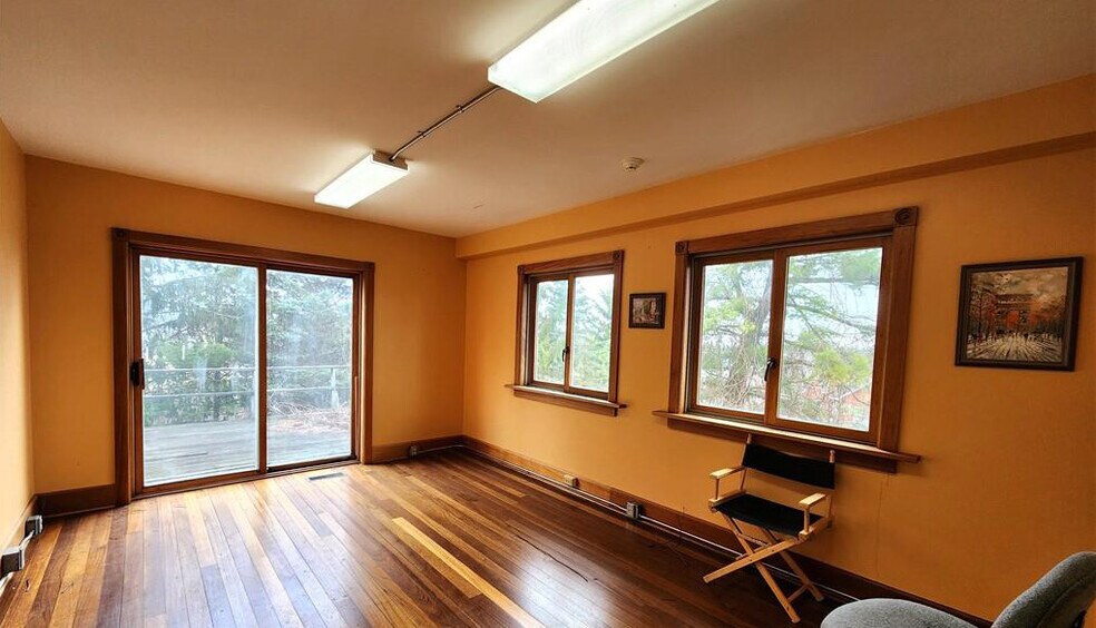 More Photos Of 303 Gunderman Rd, Spencer Flex For Sale