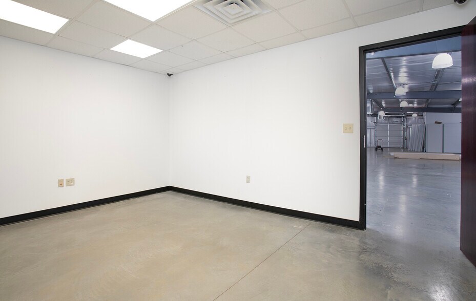 More Photos Of 4285 Hwy 31 W, Tyler Showroom For Lease
