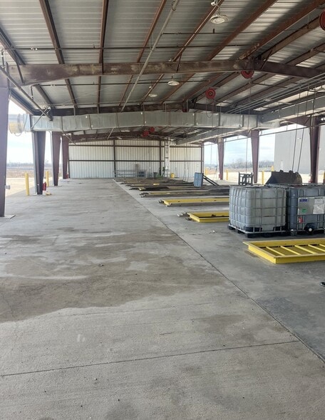 More Photos Of 6800 S Interstate Highway 45, Wilmer Showroom For Lease