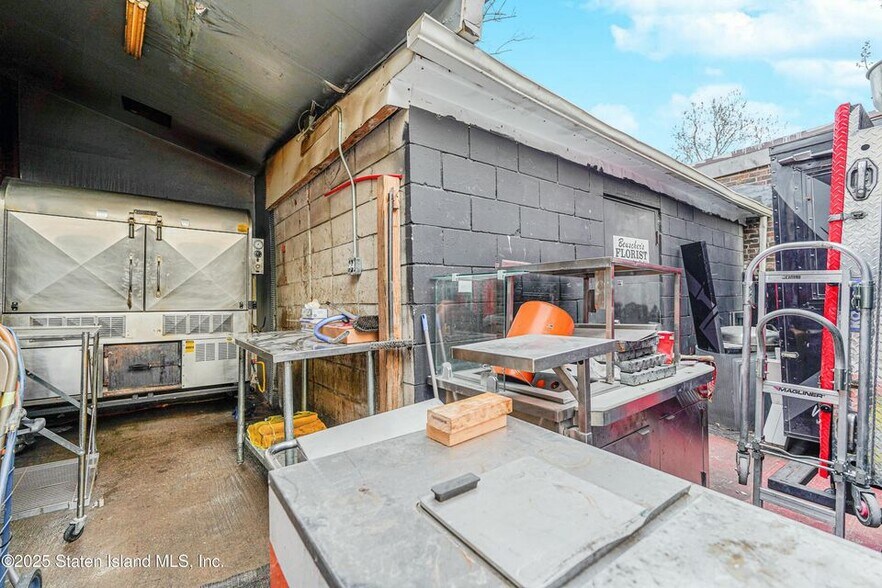 More Photos Of 587 Bay St, Staten Island Storefront Retail Residential For Sale