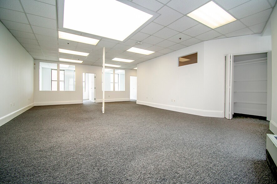 More Photos Of 2 Park Plz, Boston Office For Lease
