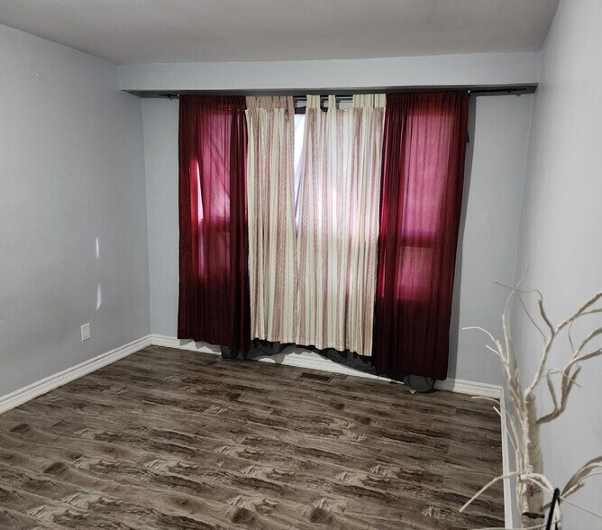 More Photos Of 8424 Goreway Dr, Brampton Office For Sale