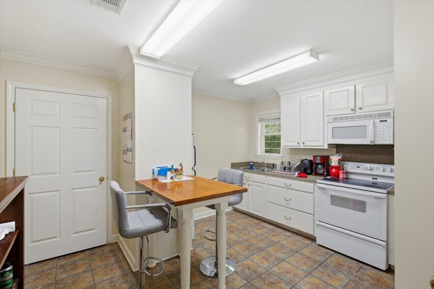 More Photos Of 200 Forest View Dr, Raymond Office For Lease