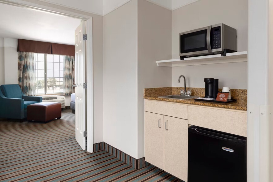 More Photos Of 8858 Spectrum Park Way, Bakersfield Hotel For Sale