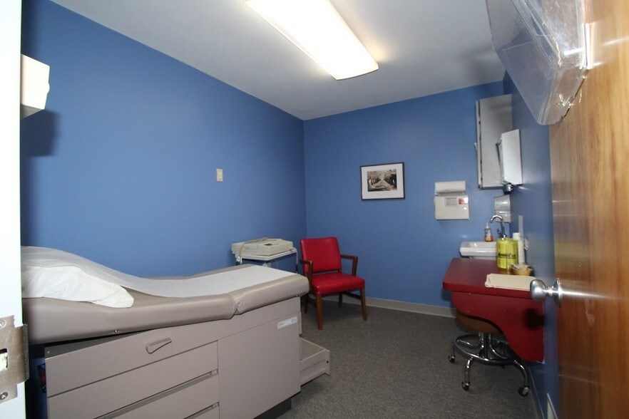 More Photos Of 2211 Lyell Ave, Rochester Medical For Lease