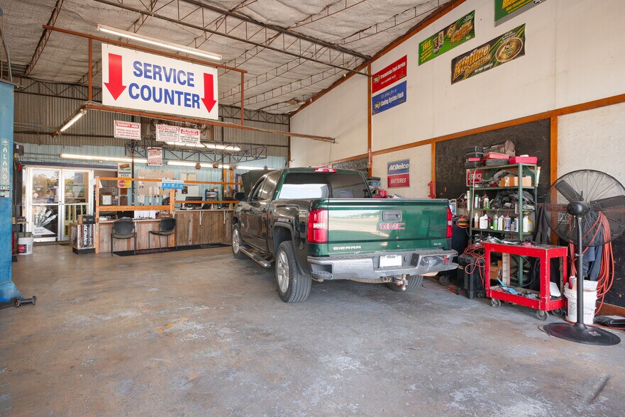 More Photos Of 5220 Interstate Highway 35 S, San Antonio Industrial For Sale