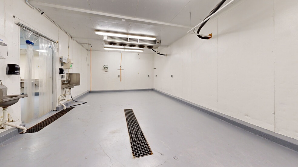 More Photos Of 174 NW 9th ave, Mulberry Distribution For Sale