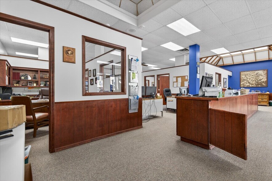 More Photos Of 111 SE Frank Phillips Blvd, Bartlesville Office For Sale