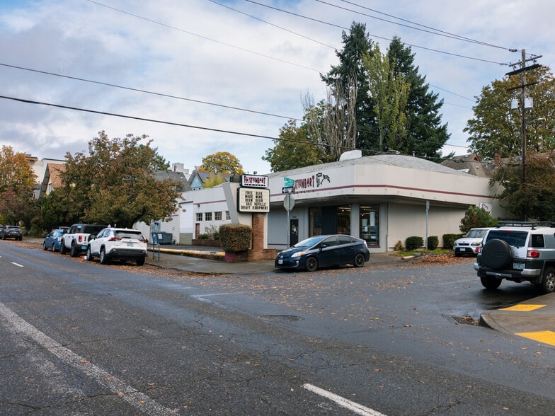 More Photos Of 212-234 SE 12th Ave, Portland Warehouse For Sale