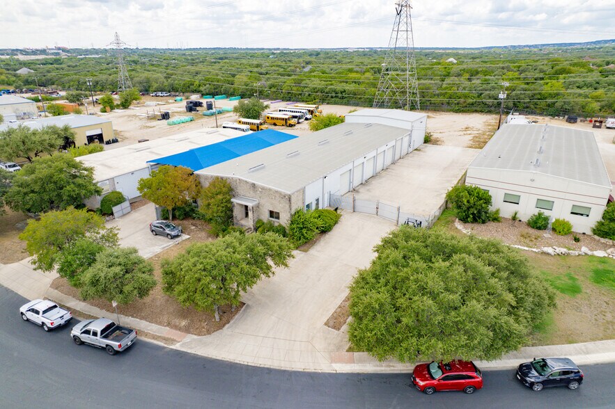 More Photos Of 13403 Western Oak Dr, Helotes Warehouse For Lease