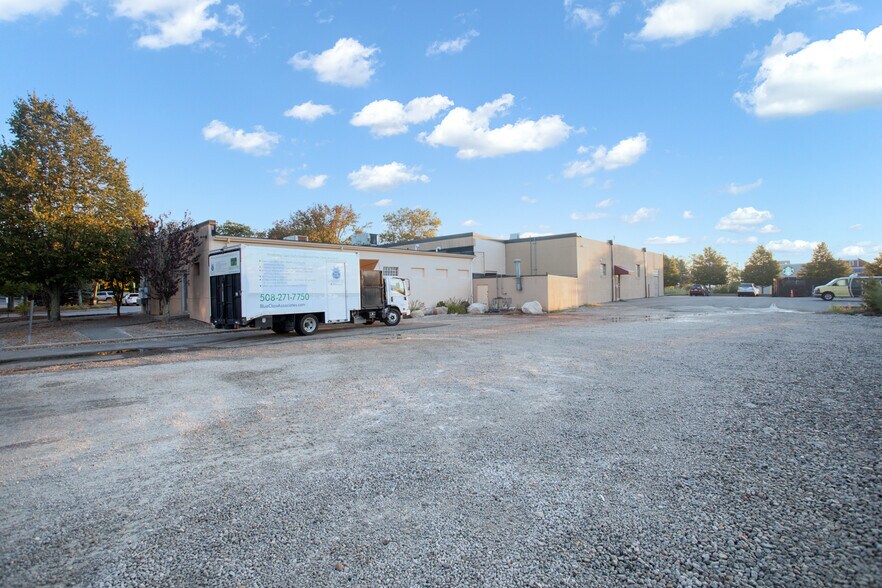 More Photos Of 439 State Rd, North Dartmouth Storefront For Lease