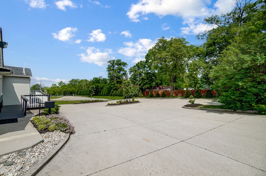 More Photos Of 235 W Franklin St, Centerville Storefront Retail Office For Lease