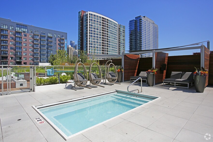 More Photos Of 801 S Financial Pl, Chicago Apartments For Lease