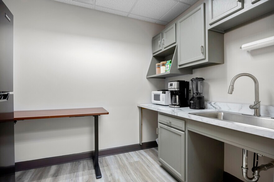 More Photos Of 930 Albany Shaker Rd, Latham Medical For Lease