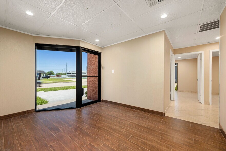 More Photos Of 130 W San Augustine St, Deer Park Office For Sale