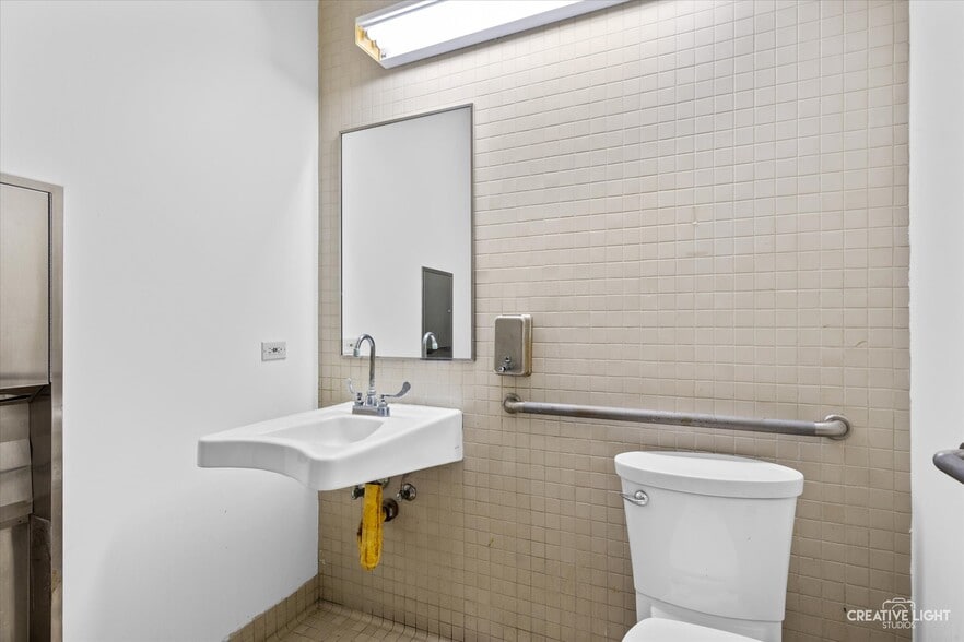 More Photos Of 164-166 N Gilbert St, South Elgin Freestanding For Lease