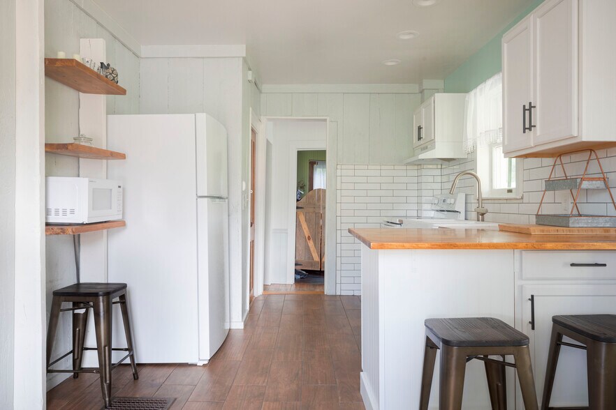 More Photos Of 538 N Harpersfield Rd, Jefferson Specialty For Sale