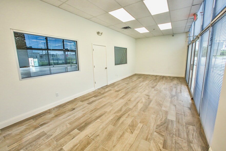 More Photos Of 213 Shaw Ave, Pasadena Industrial For Lease