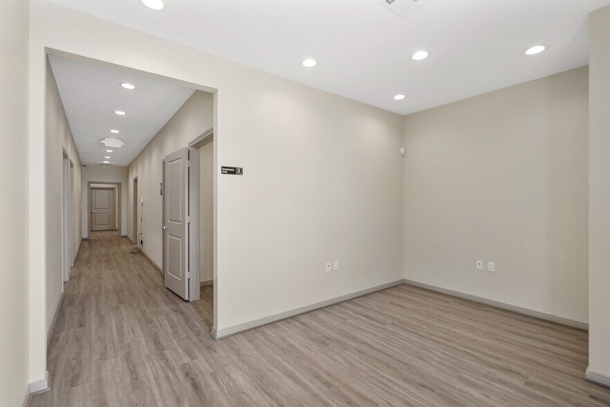 More Photos Of 806 Gladstell St, Conroe Unknown For Lease