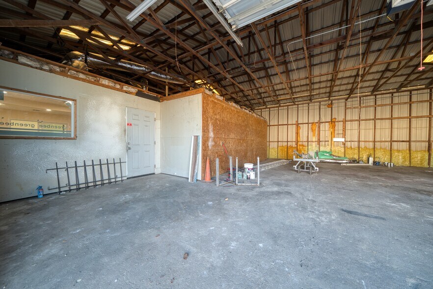 More Photos Of 9206 Thomasville Dr, Houston Warehouse For Sale