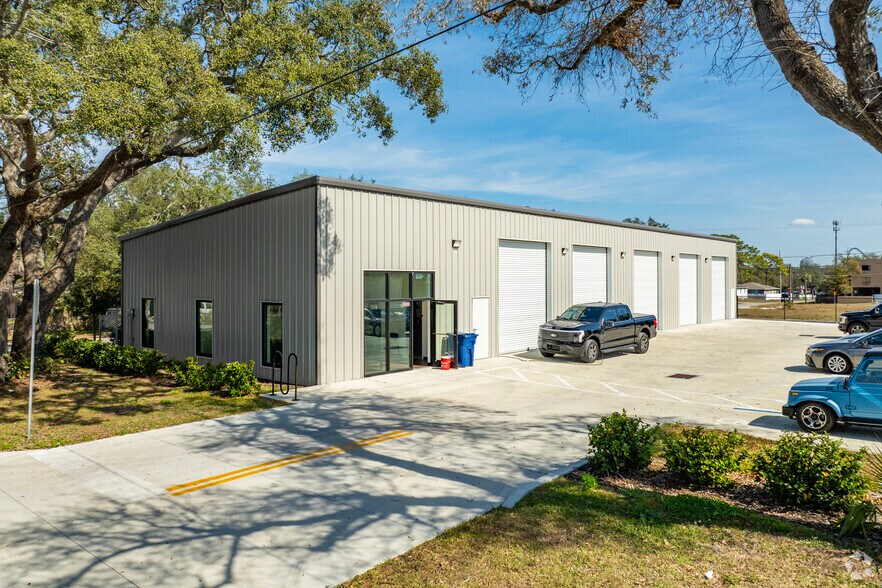 More Photos Of 9203 N 19th St, Tampa Light Distribution For Lease