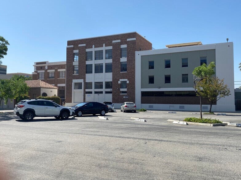 More Photos Of 1707 Eye St, Bakersfield Office For Lease