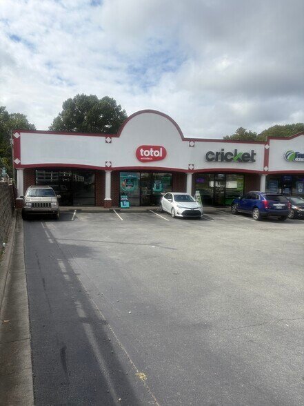 More Photos Of 1701-1721 N Church St, Burlington Unknown For Lease