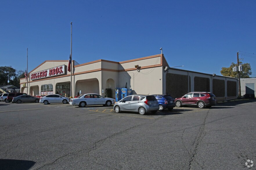 More Photos Of 8011 Elvera St, Houston Supermarket For Lease