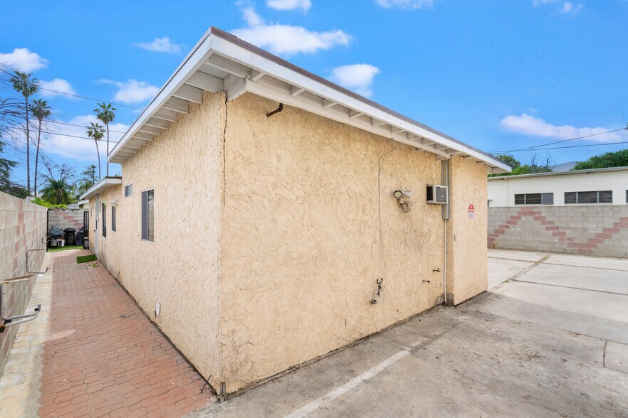 More Photos Of 14646 Kittridge St, Van Nuys Apartments For Sale