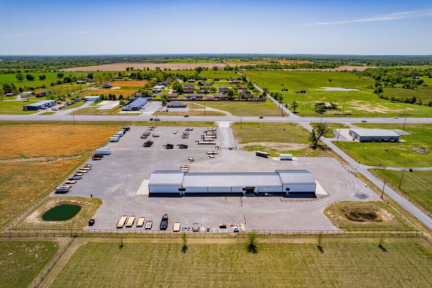 More Photos Of 26091 OK-51, Wagoner Showroom For Sale