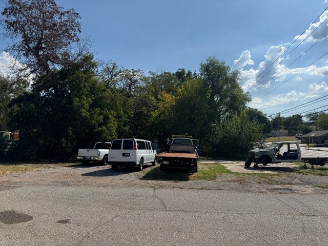 More Photos Of 1026 E Highland St, Shawnee Industrial For Sale