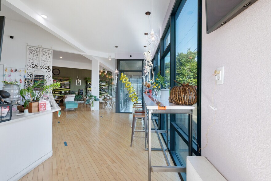 More Photos Of 5338 SE Foster Rd, Portland Storefront For Sale