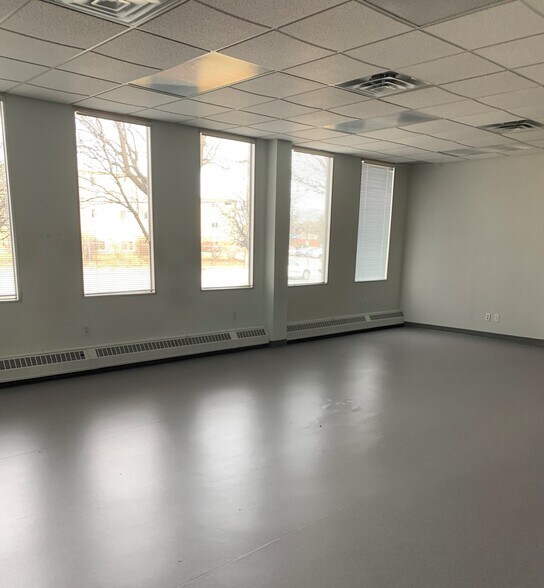 More Photos Of 2479 Parkedale Ave W, Brockville Office For Lease