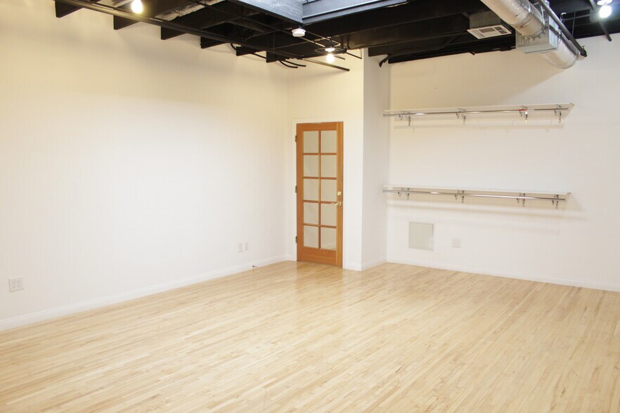 More Photos Of 5401 W Alvern Cir, Los Angeles Office Residential For Lease