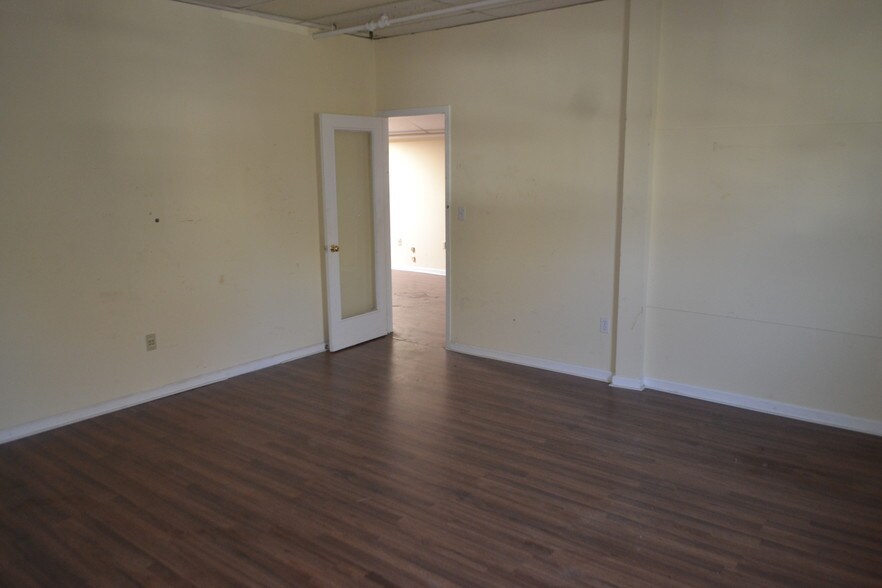 More Photos Of 2094 Boston Post Rd, Larchmont Storefront For Lease